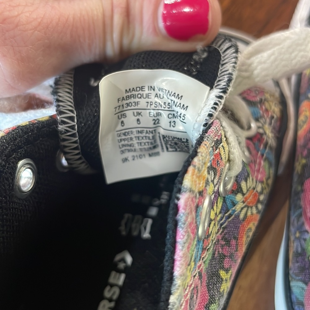 Toddler girl’s floral converse shoes - Picture 6 of 7